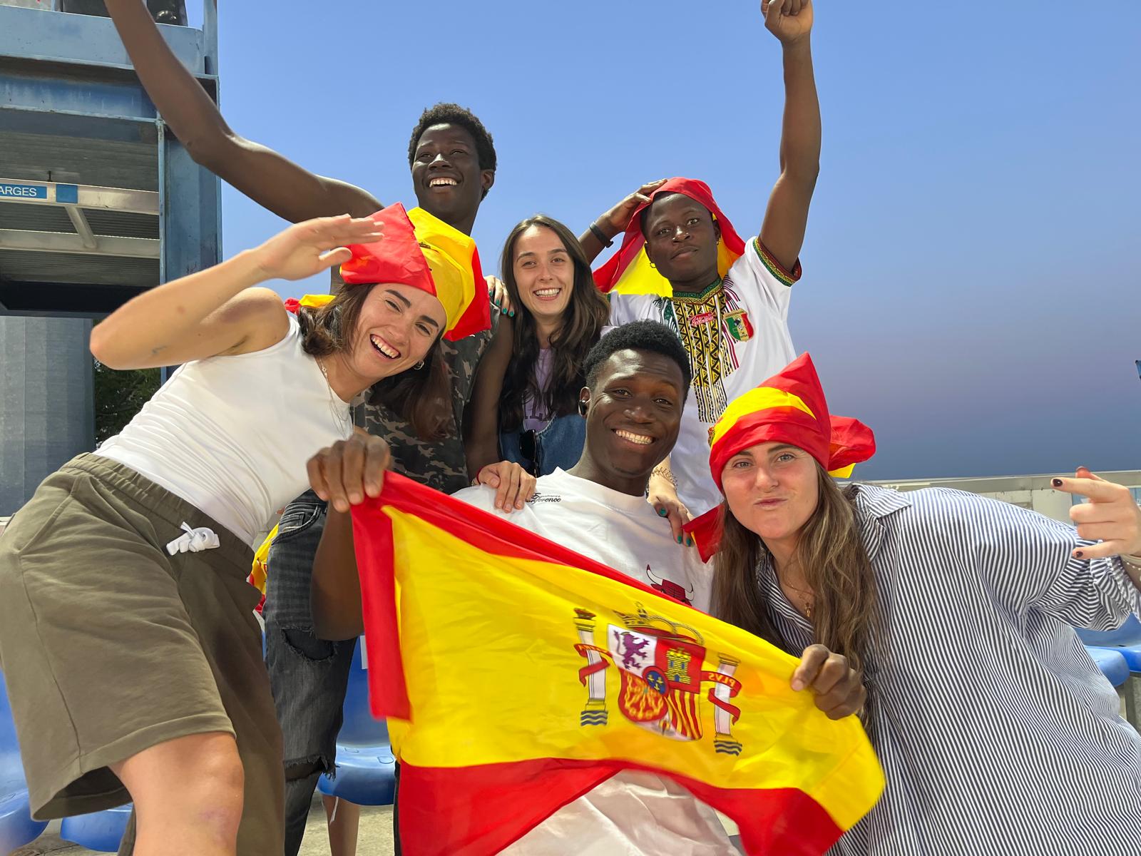 Los jóvenes de Pinardi Boscosocial en un partido de fútbol