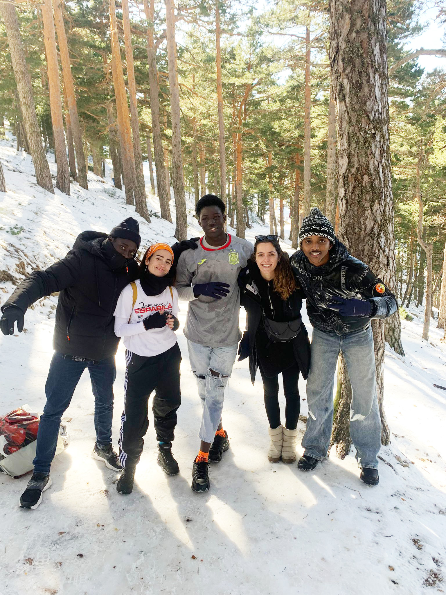 Los jóvenes de Pinardi Boscosocial dando un paseo por la montaña. 