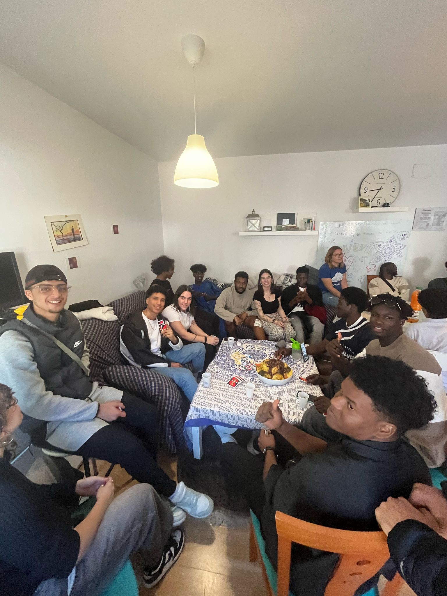 Los jóvenes de Pinardi Boscosocial compartiendo en uno de los pisos de acogida. 
