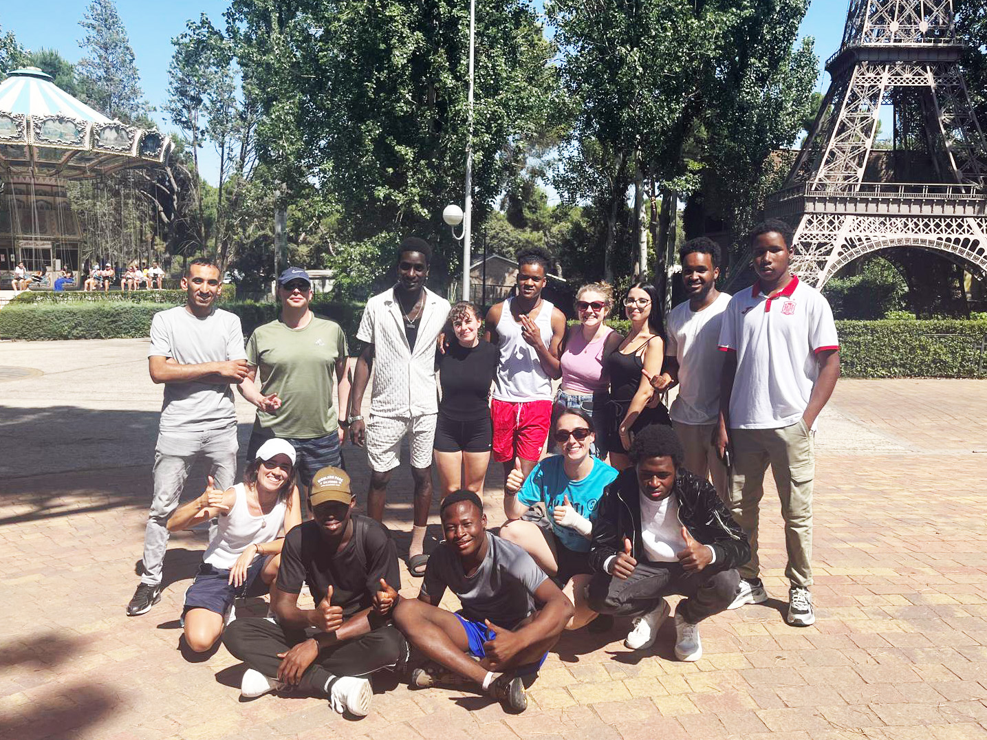 Los jóvenes de Pinardi Boscosocial de visita en el Parque de Atracciones.