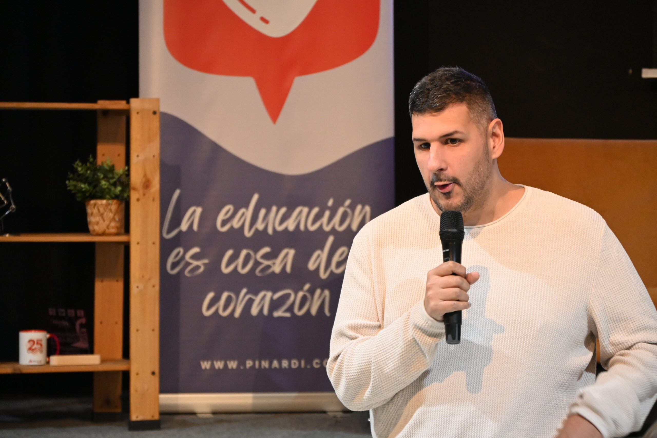 David fue participantes de los programas de Pinardi Fuenlabrada y ahora forma parte del equipo educativo. 