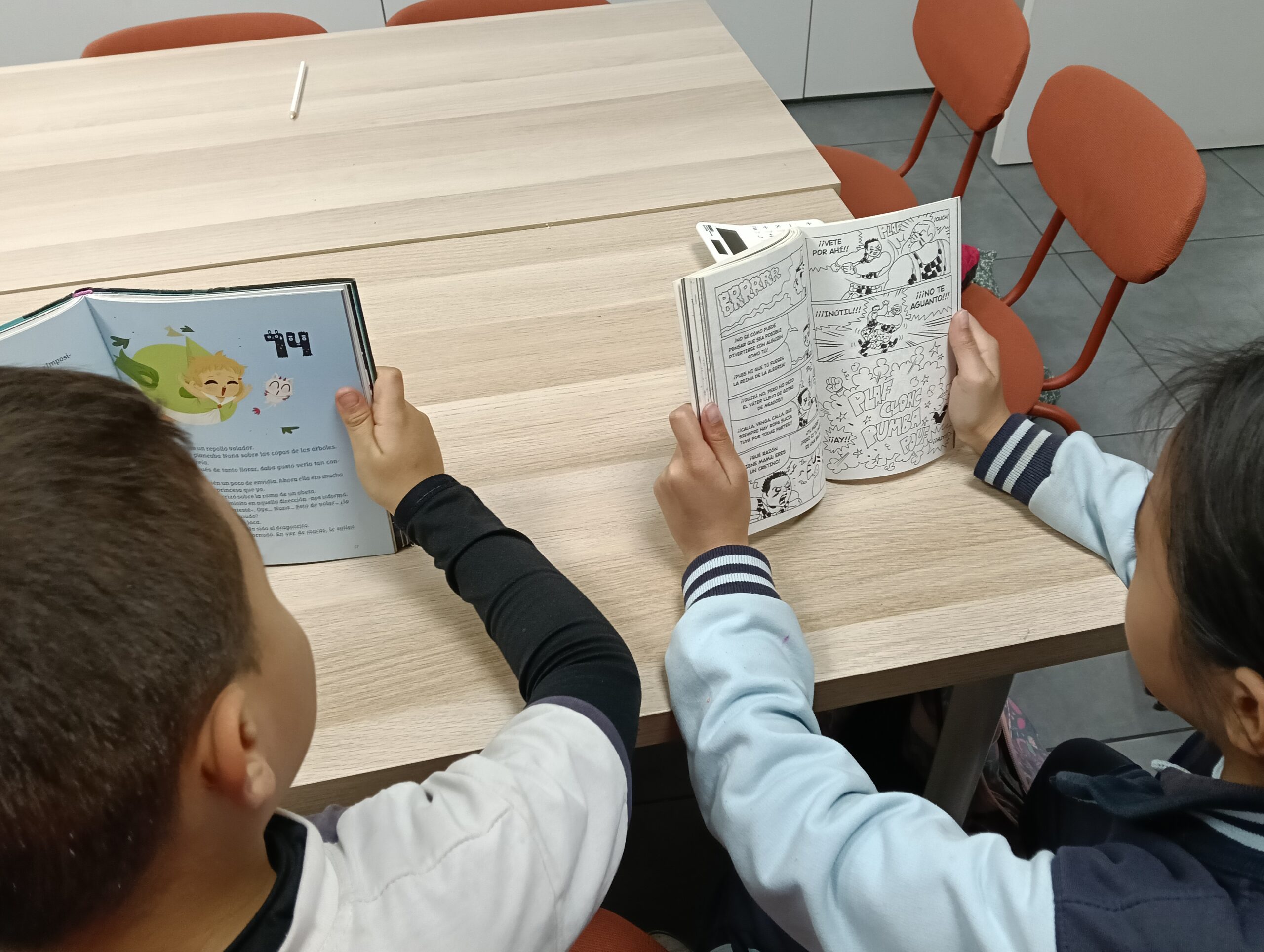 Niños y niñas leyendo Niños y niñas leyendo