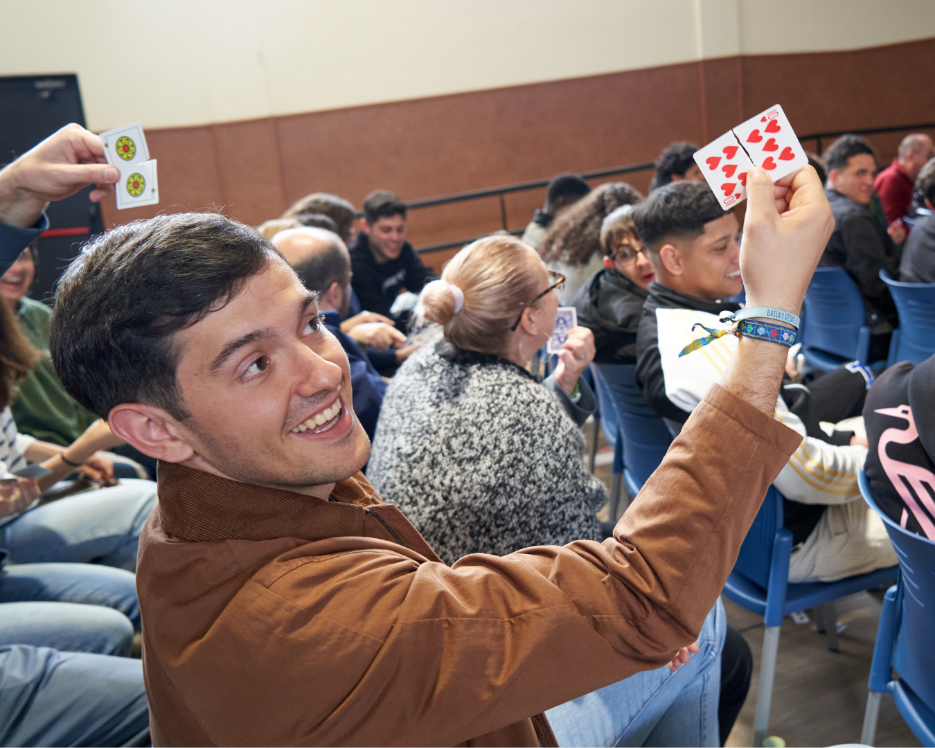 chico mostrando el resultado de uno de los trucos de magia