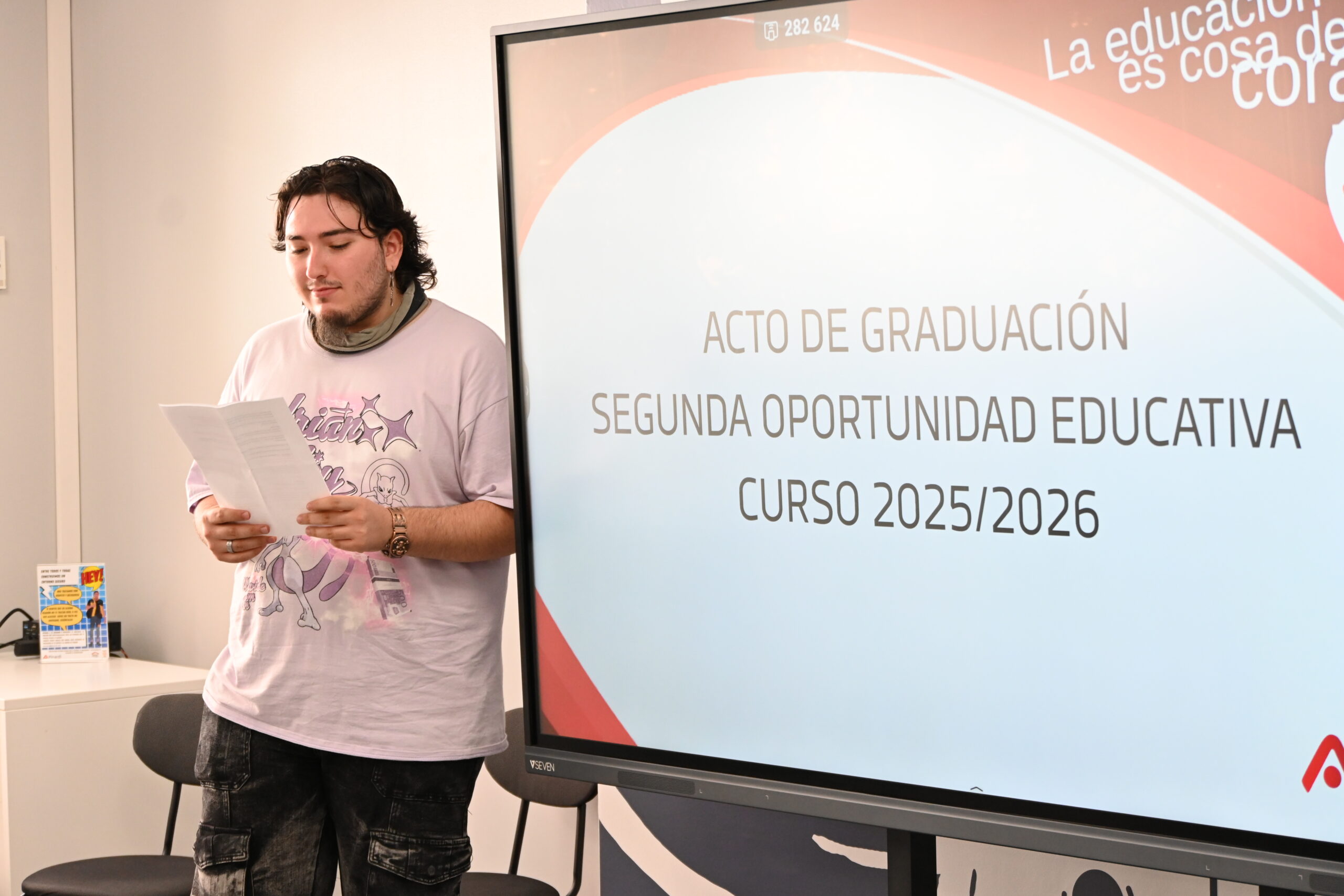Pinardi-SOE-graduacion-2026 (5) Joven graduado de la ESO mediante Segunda Oportunidad Educativa de Pinardi Boscosocial dirige unas palabras a sus compañeros en la graduación 2026.