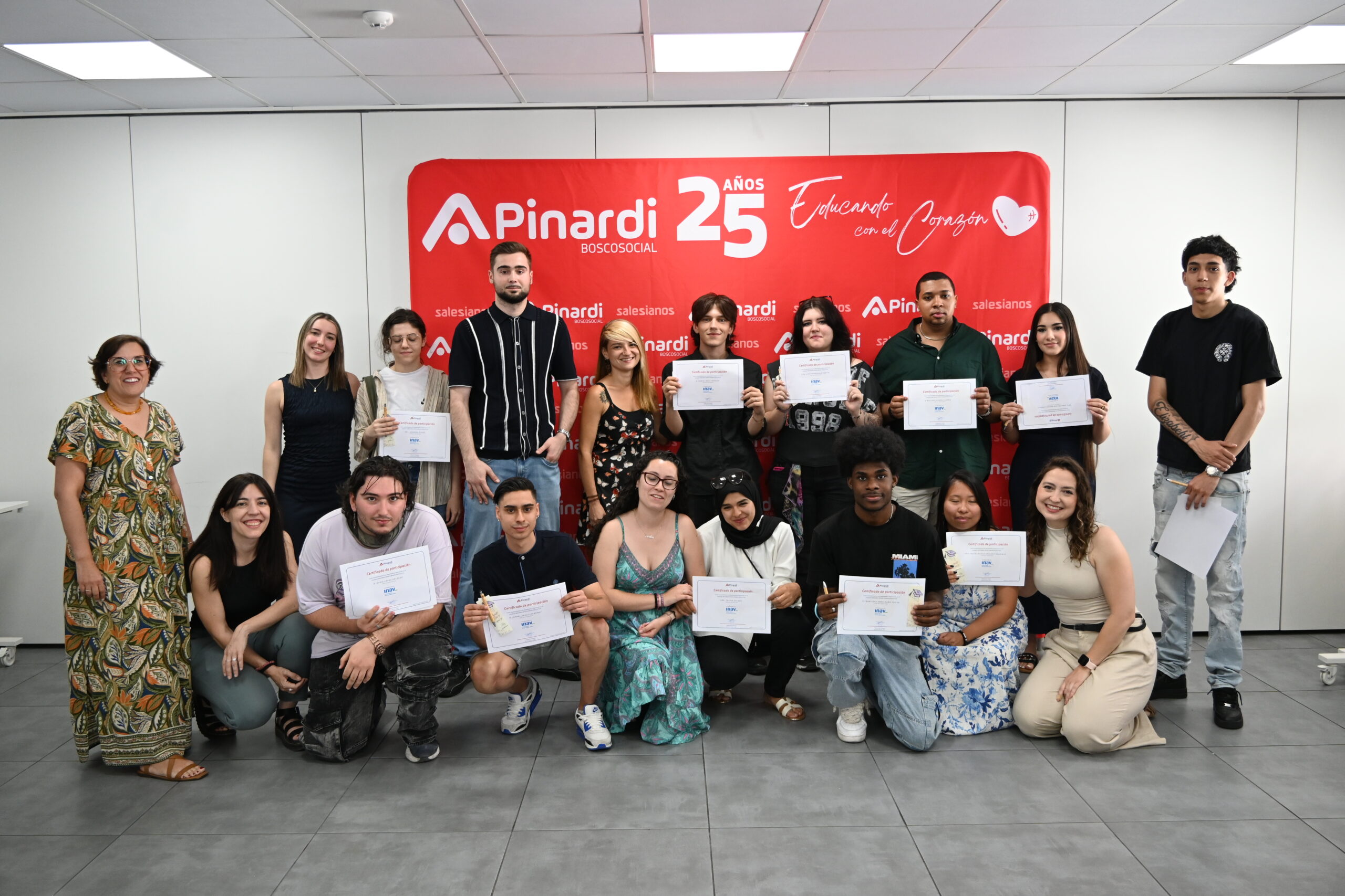 Pinardi-SOE-graduacion-2026 Los jóvenes graduados posan alegres con sus diplomas de la ESO.