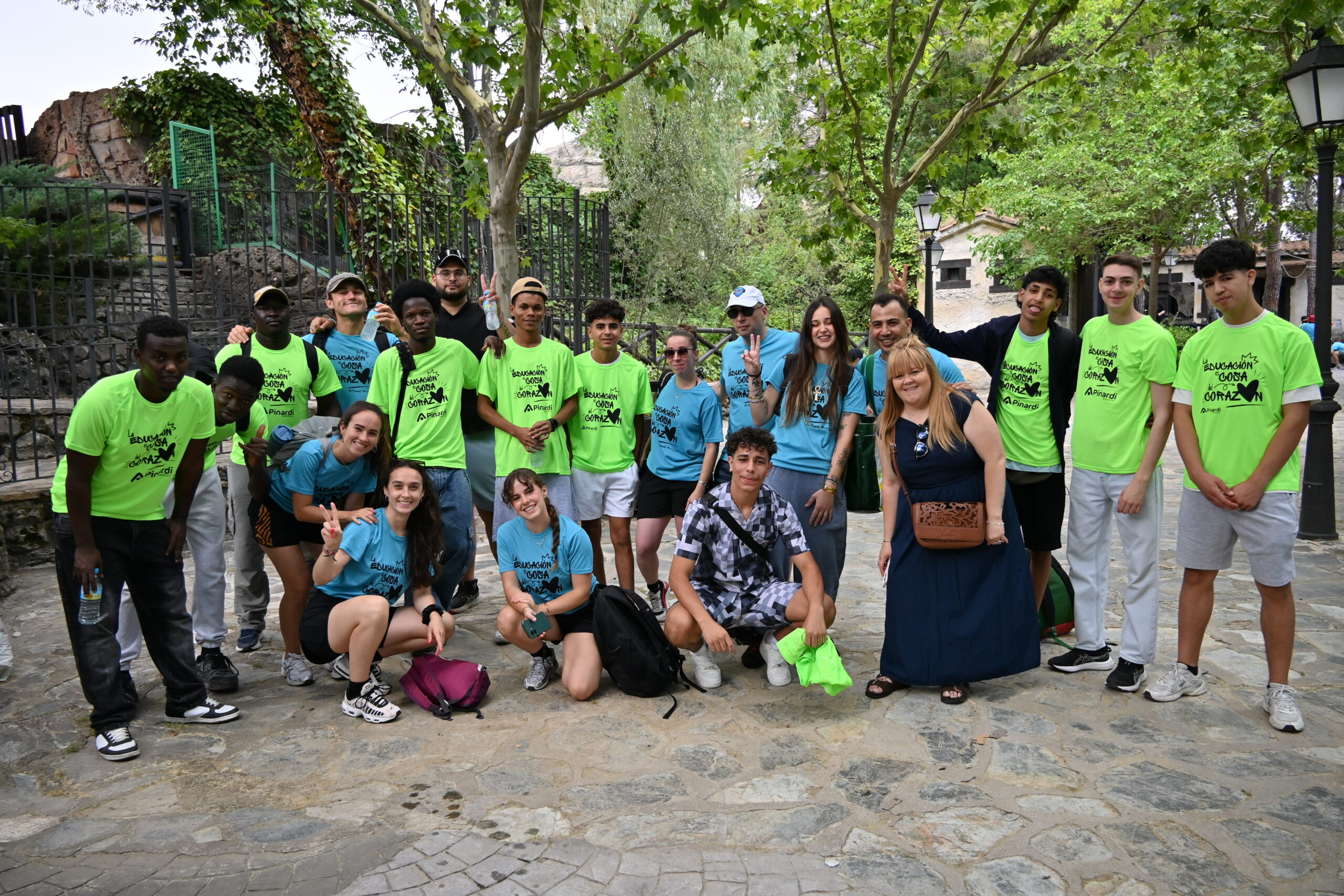 garelli-refugio-pinardi-boscosocial Los jóvenes alegres junto a sus educadores durante su visita a Parque de Atracciones de Madrid.