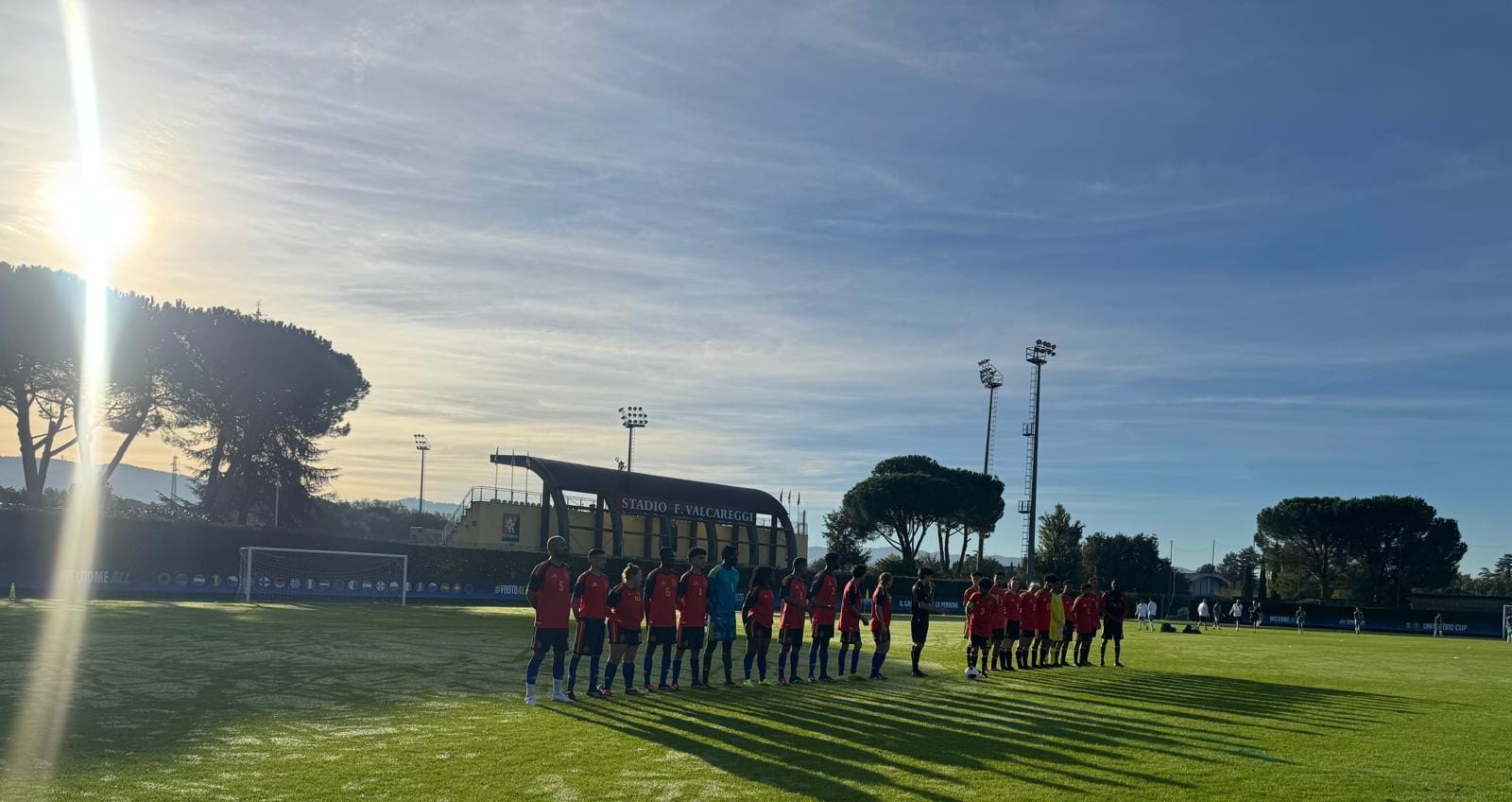 campo_de_futbol_con_equipo_RFEF_preparandose_para_su_entreno
