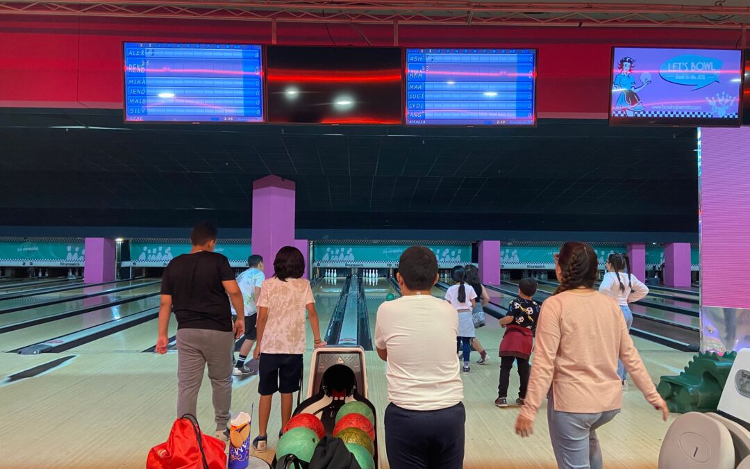 Menores del programa I+I disfrutan de una tarde de bolera.