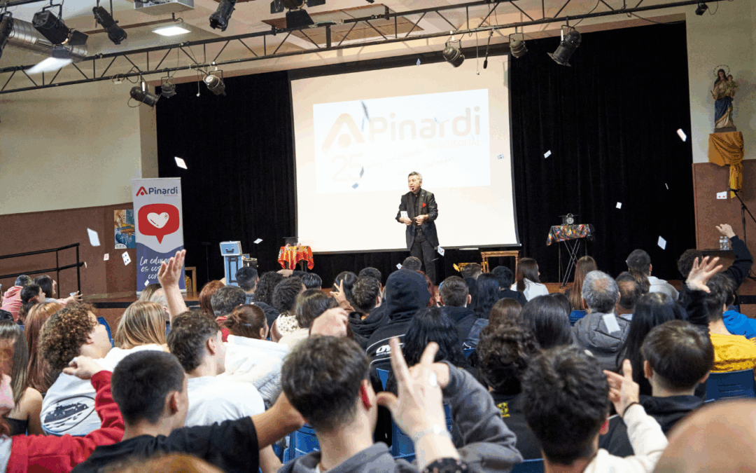 Espectáculo de magia con publico tirando cartas al aire