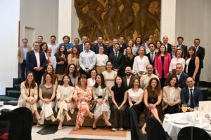 Representantes de empresas, administraciones públicas y entidades sociales posan para una fotografía grupal durante las celebraciones de nuestro 25 Aniversario.